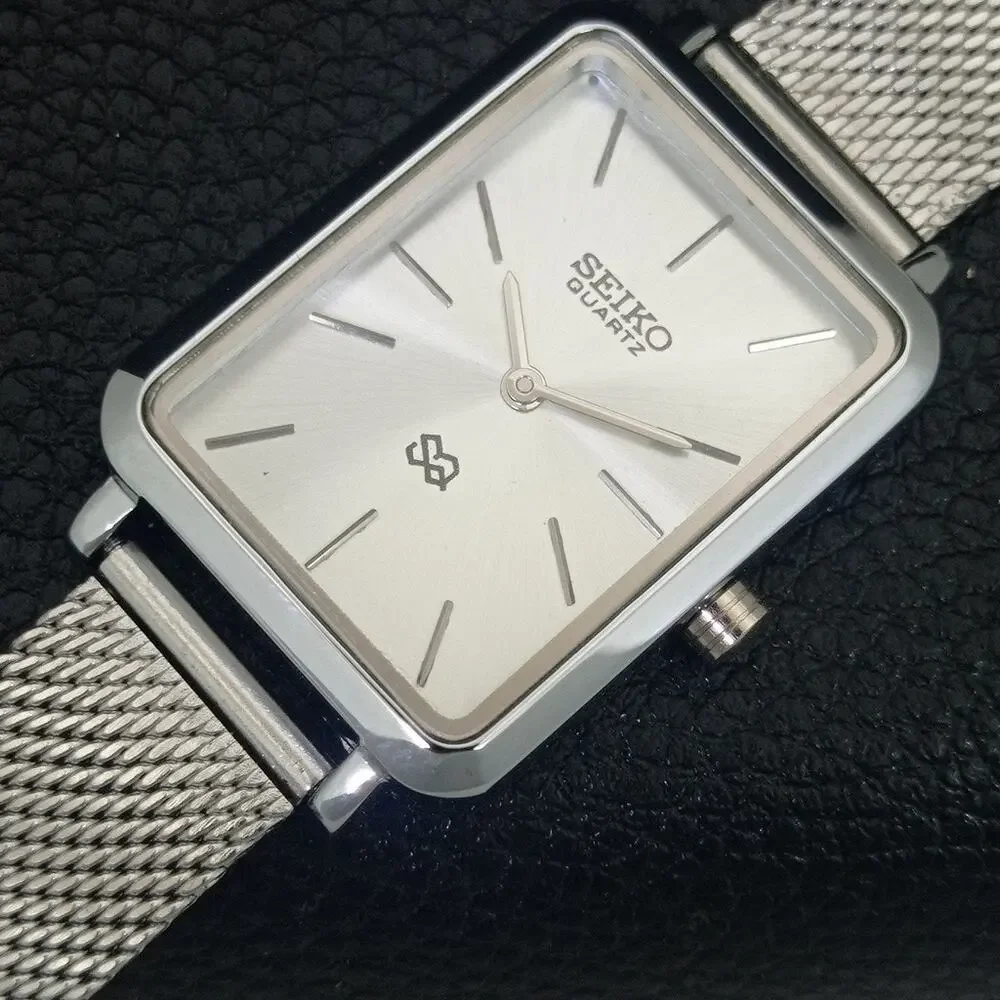 Vintage Style Seiko Quartz Mens Silver Watch & Silver accents W/ Steel Strap - Picture 6 of 8